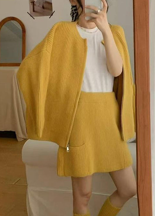 Elegantes, dreiteiliges Set aus kaffeebraunem Strickpullover mit Reißverschluss und Patchwork-Details, bestehend aus Oberteil und Rock, für den Herbst