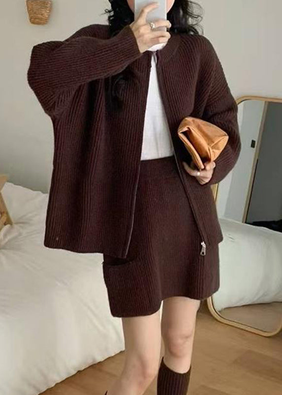 Elegantes, dreiteiliges Set aus kaffeebraunem Strickpullover mit Reißverschluss und Patchwork-Details, bestehend aus Oberteil und Rock, für den Herbst