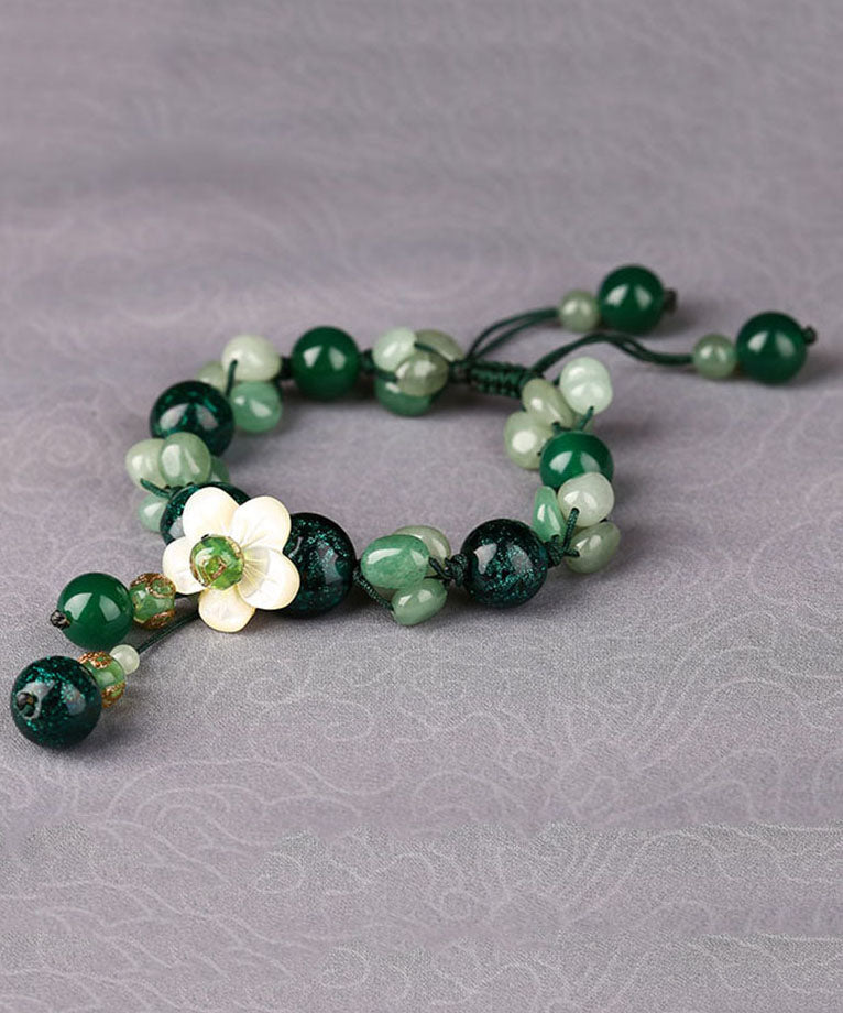 Pulsera elegante con dije de flor de concha y esmalte de ágata verde y jade verde