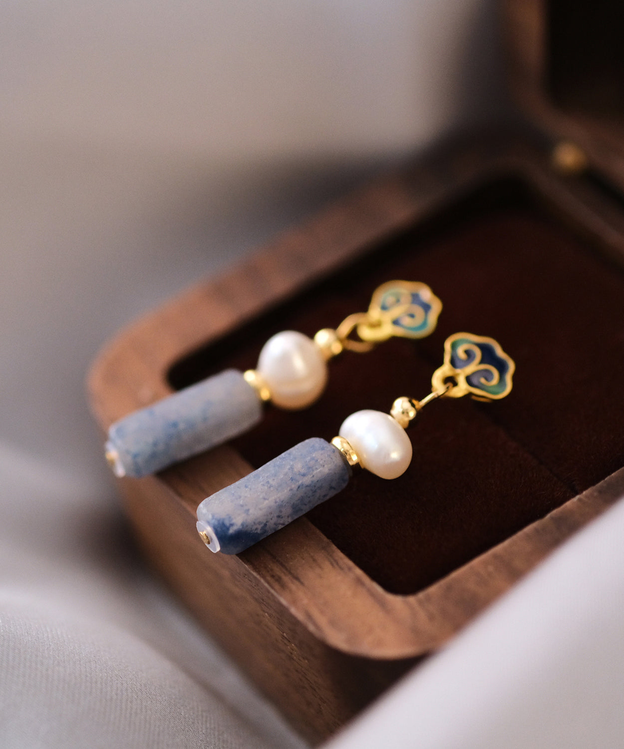 Pendientes elegantes de perlas esmaltadas con goteo de cobre multicolor