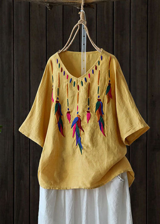 Edles rotes, besticktes Leinenhemd mit V-Ausschnitt und kurzen Ärmeln im Low-High-Design