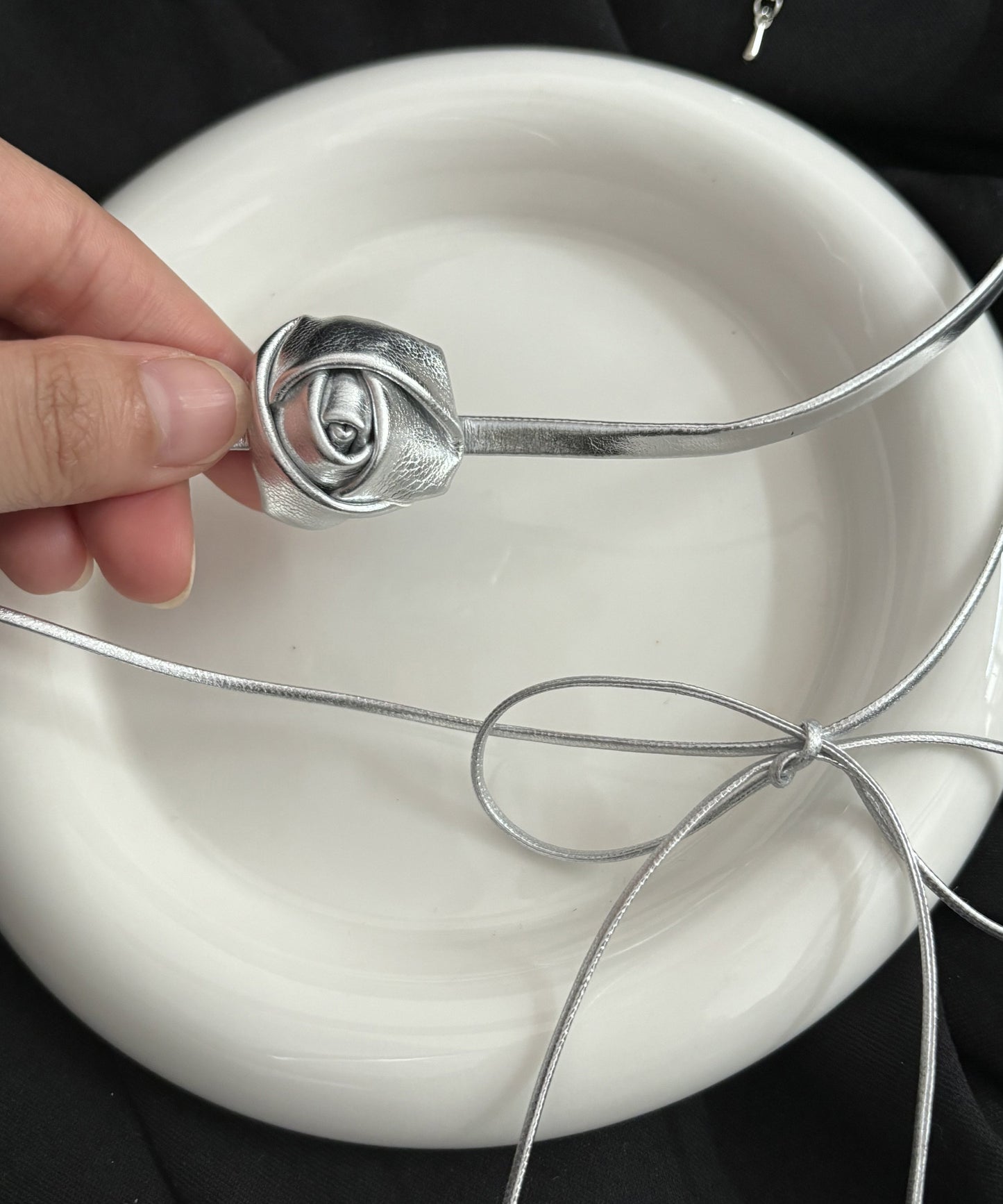 Edle Halskette mit zweilagiger Schleife aus Seidenleder und Rosen