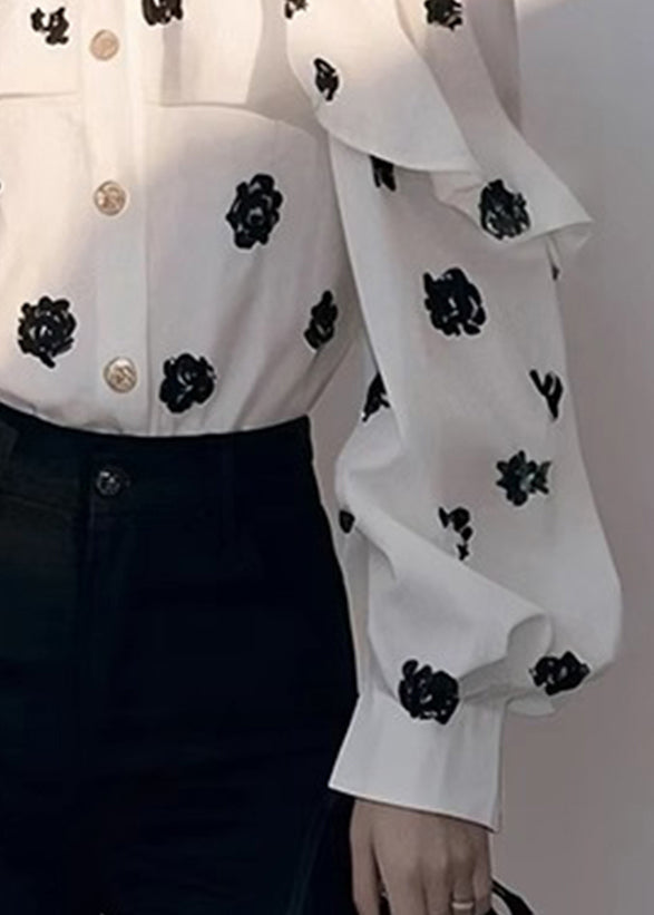 Camisa elegante blanca con cuello Peter Pan, hombros descubiertos y manga farol