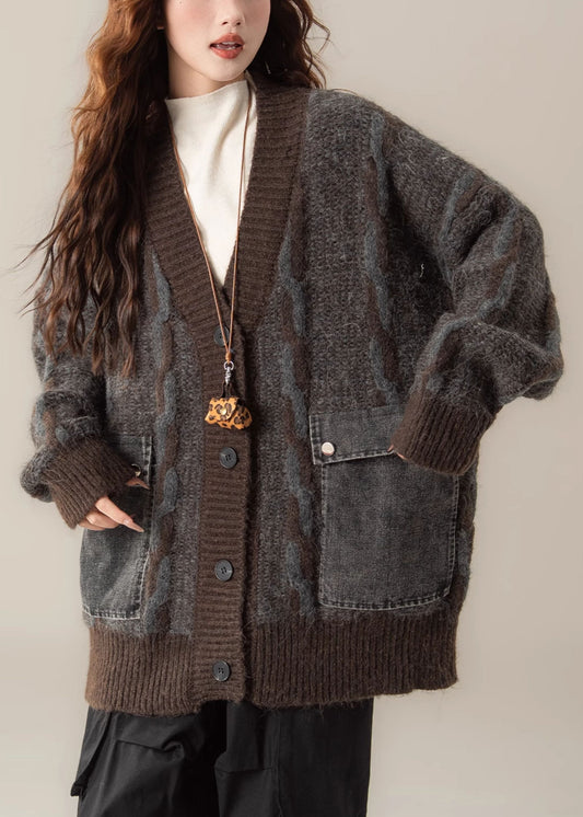 Oversize-Strickmantel mit V-Ausschnitt, Patchwork-Design, Knopftaschen und kaffeebraunem Muster