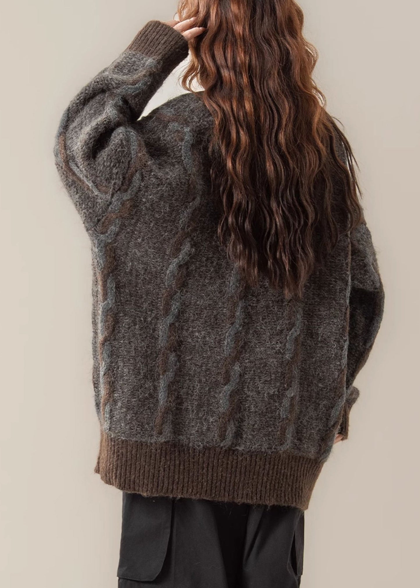 Oversize-Strickmantel mit V-Ausschnitt, Patchwork-Design, Knopftaschen und kaffeebraunem Muster