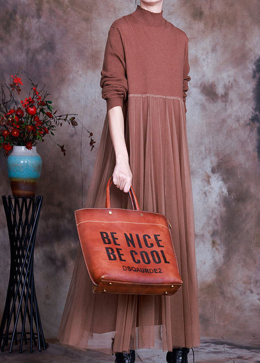 Schokoladenbraunes Strickkleid mit Stehkragen und asymmetrischem Frühling