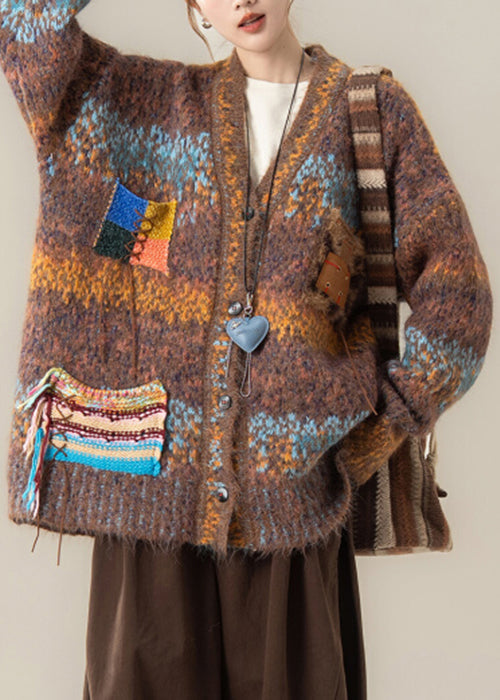 Kaffeefarbener, gestreifter, kuscheliger Patchwork-Strickmantel mit Knopfleiste und V-Ausschnitt