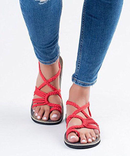 Schwarze flache Sandalen mit gekreuzten Riemen und ausgehöhlten Wandersandalen aus Strickstoff