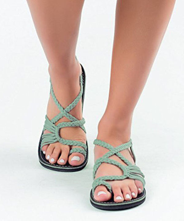 Schwarze flache Sandalen mit gekreuzten Riemen und ausgehöhlten Wandersandalen aus Strickstoff