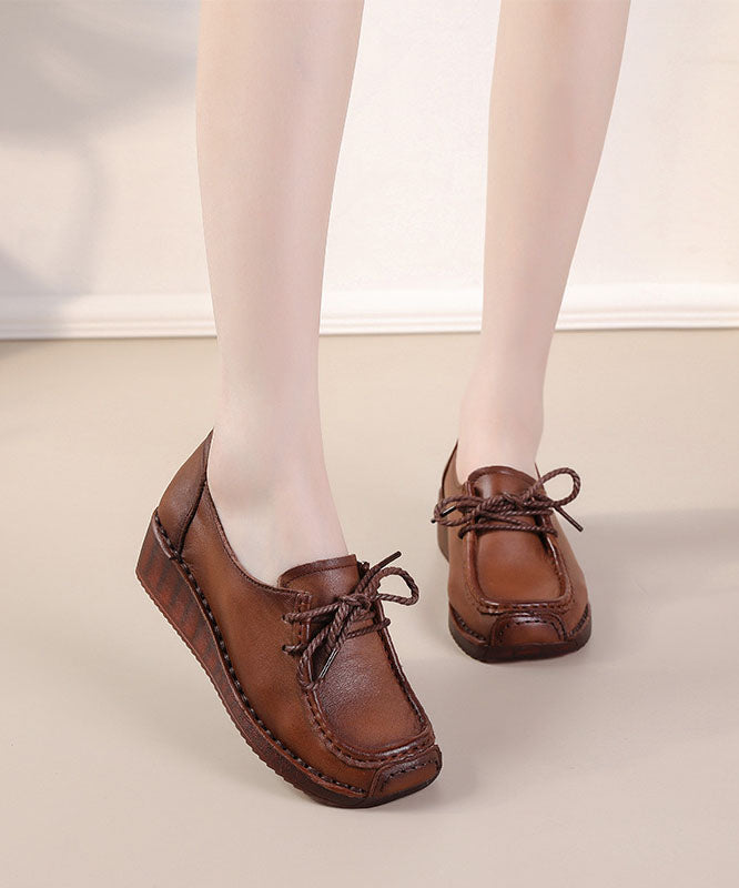 Braune Schuhe mit überkreuzten Riemen und hohem Keilabsatz