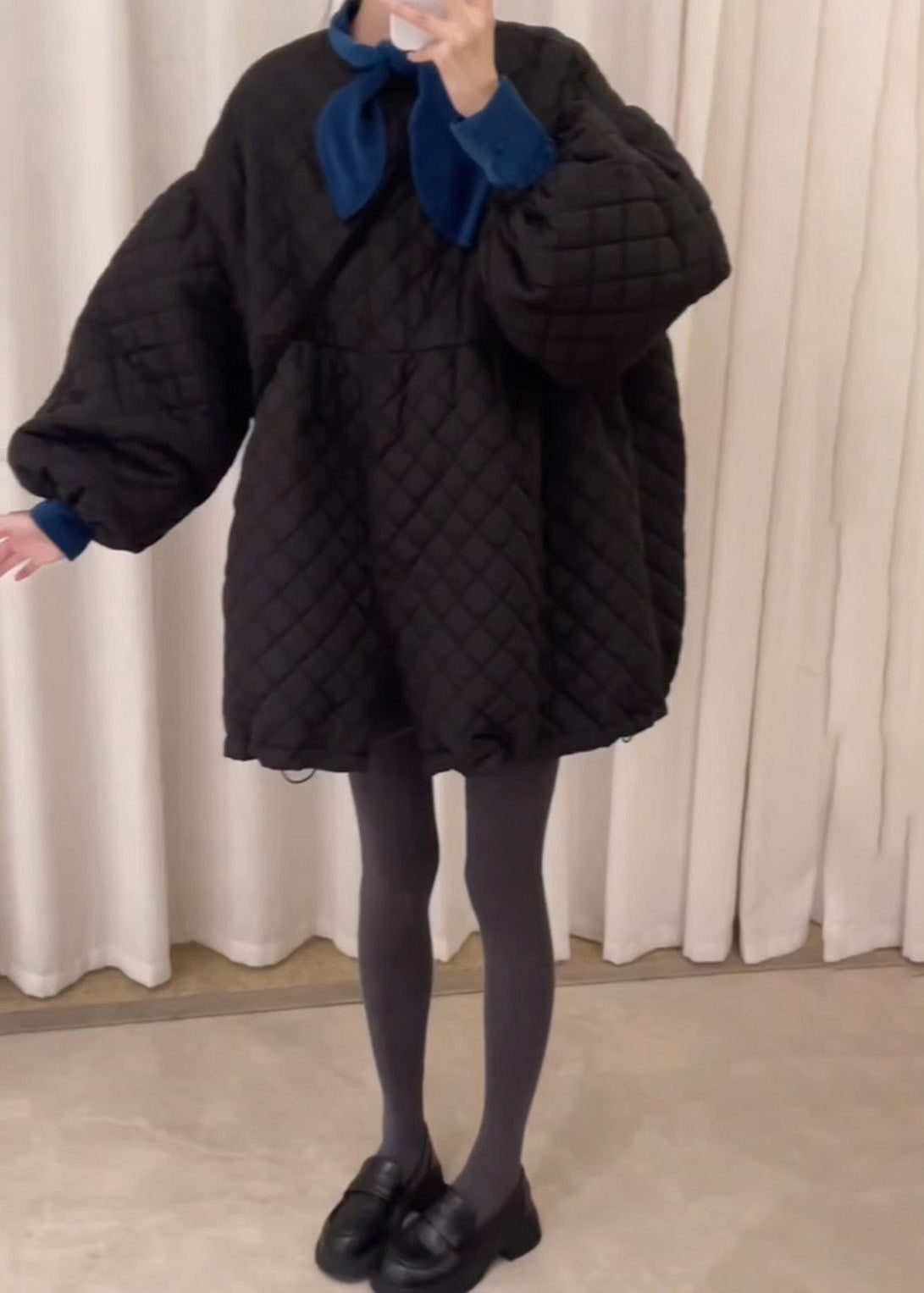 Niedliches schwarzes Oversize-Kleid mit Karomuster und feiner Baumwollfüllung sowie Laternenärmeln