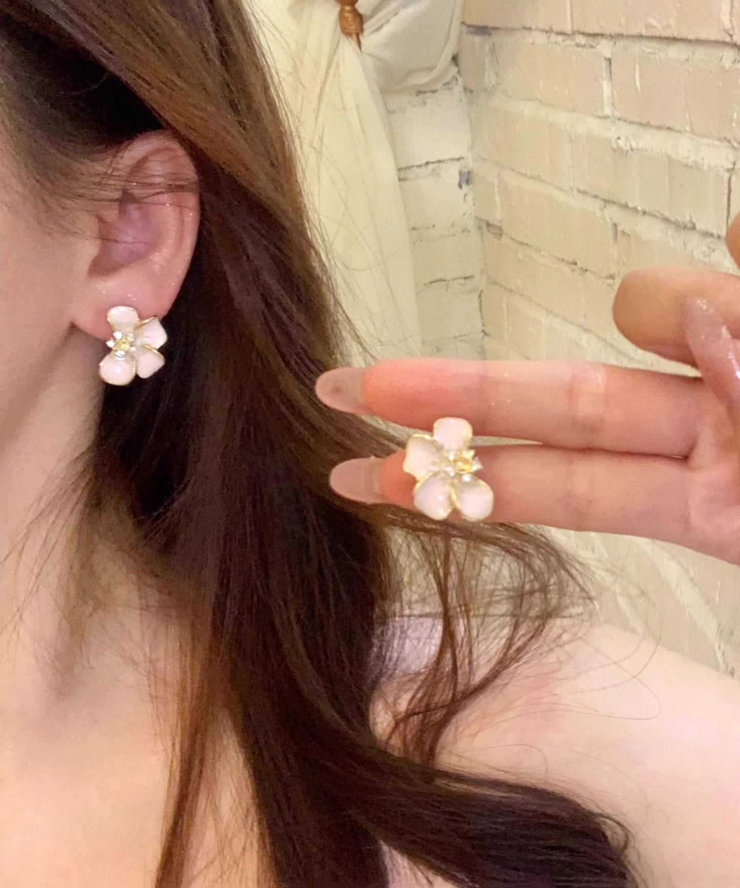 Lindos aretes de botón de aleación floral esmaltada en color rosa