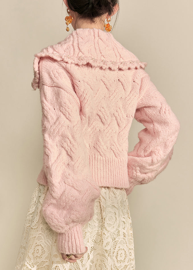 Niedlicher rosa Strickmantel mit Peter-Pan-Kragen und Ziernägeln für den Winter