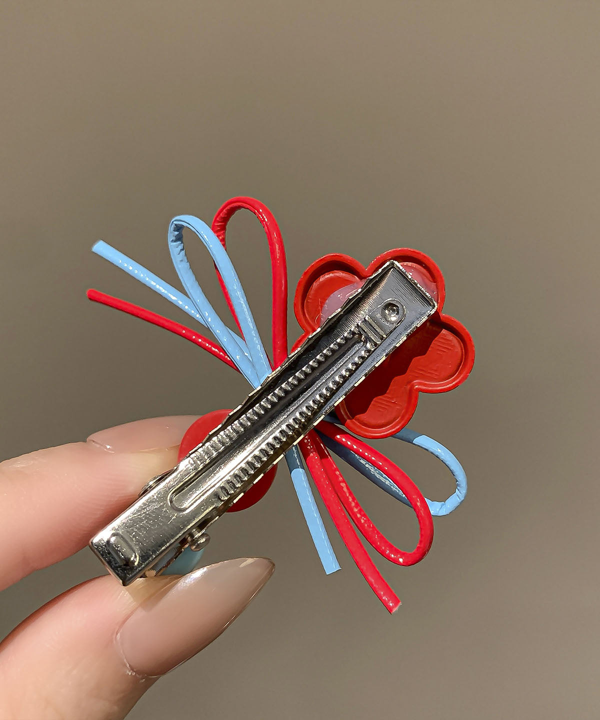 Un par de horquillas para el pelo con diseño de mariposas y flores de acrílico arcoíris