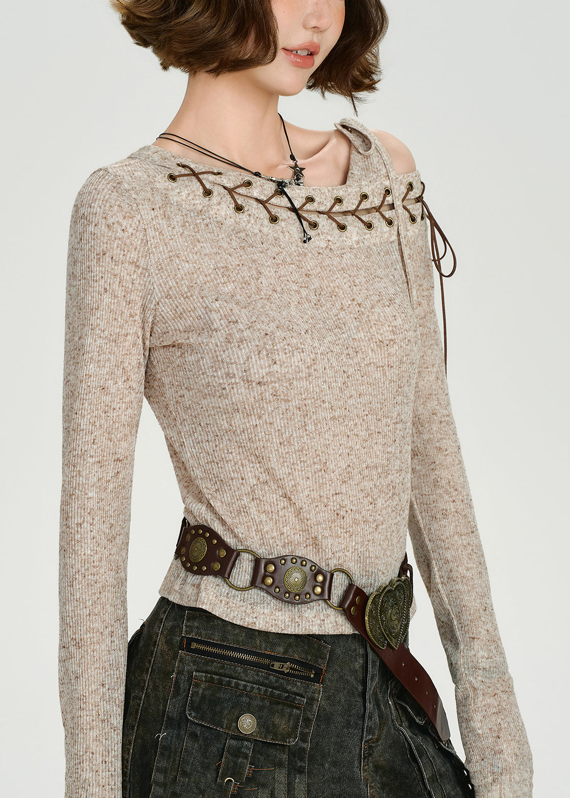 Selbstgemachte beige One-Shoulder-Stricktops mit gekreuzten Trägern für den Frühling