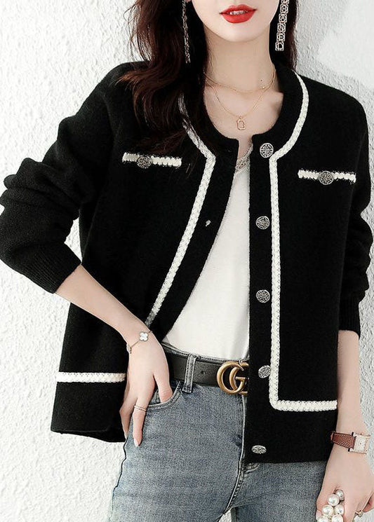 DIY schwarzer Woll-Winterstrickmantel mit Knöpfen