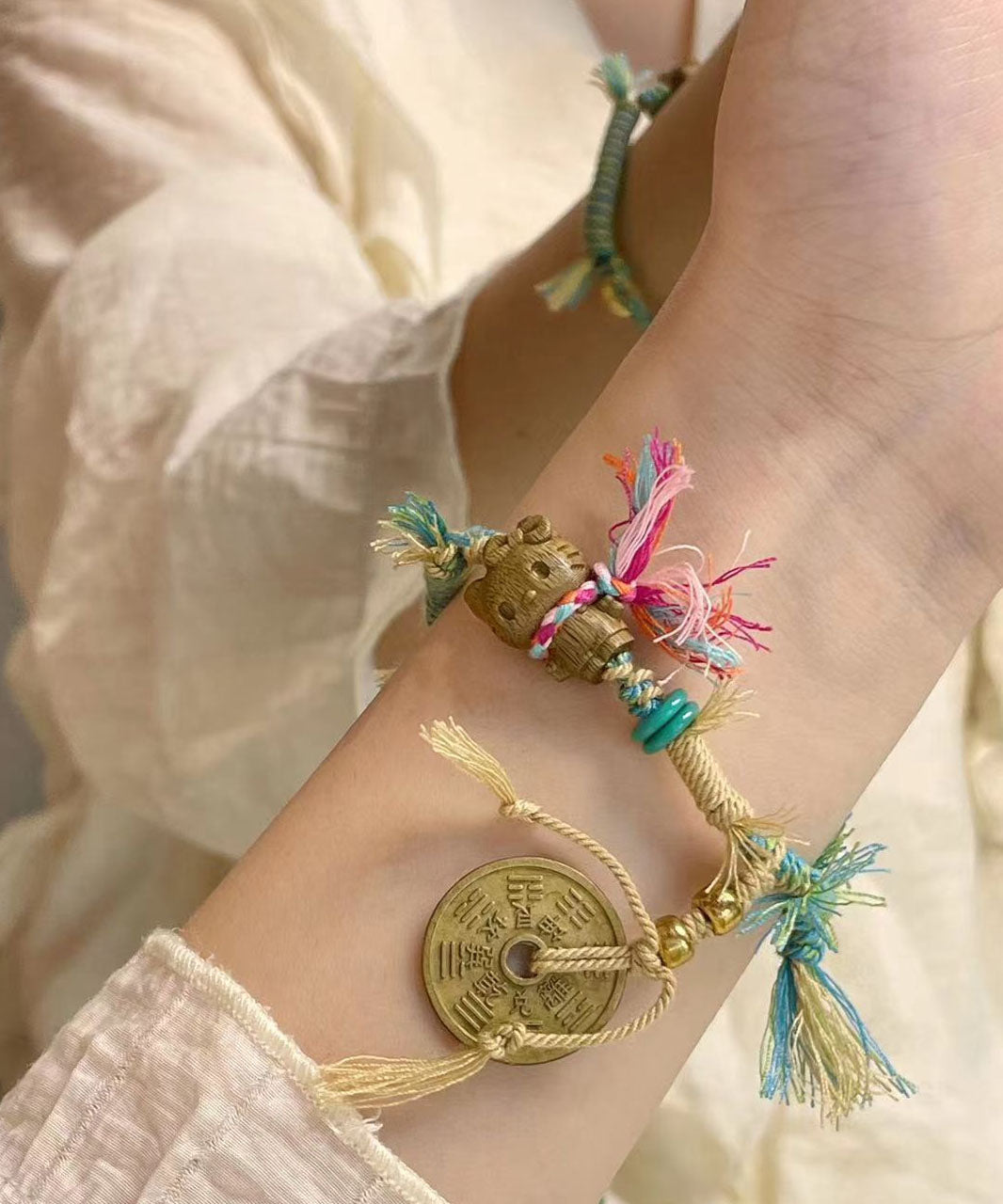 Pulsera con dijes de dinero en cobre de gatito azul tejida a mano DIY