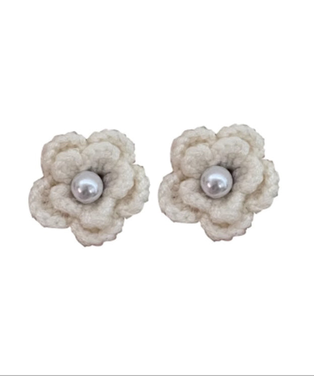 Pendientes florales de lana tejida con perlas blancas DIY