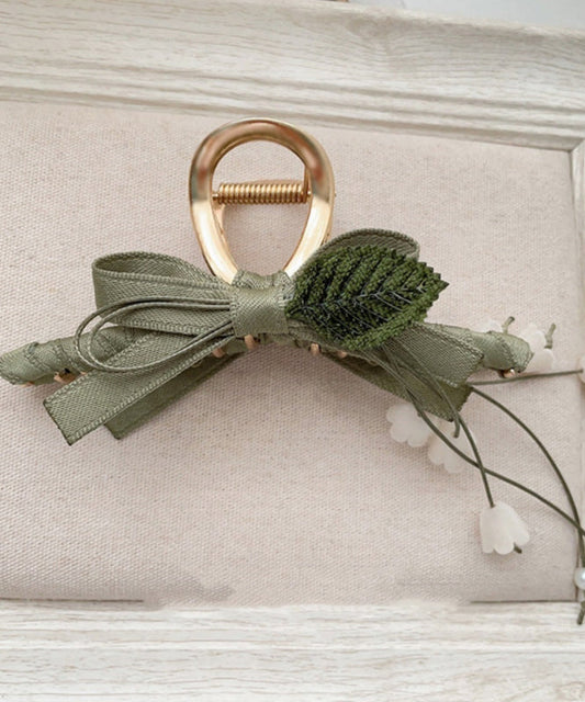 Elegante horquilla con borla de lirio de los valles y lazo de tela de aleación verde militar