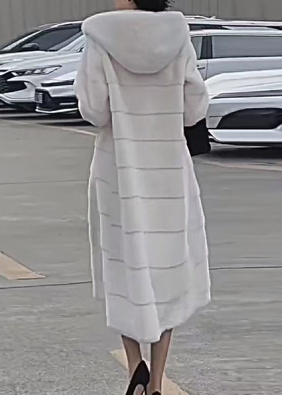 Elegante abrigo largo de piel y cuero con capucha en color beige y bolsillos para invierno.