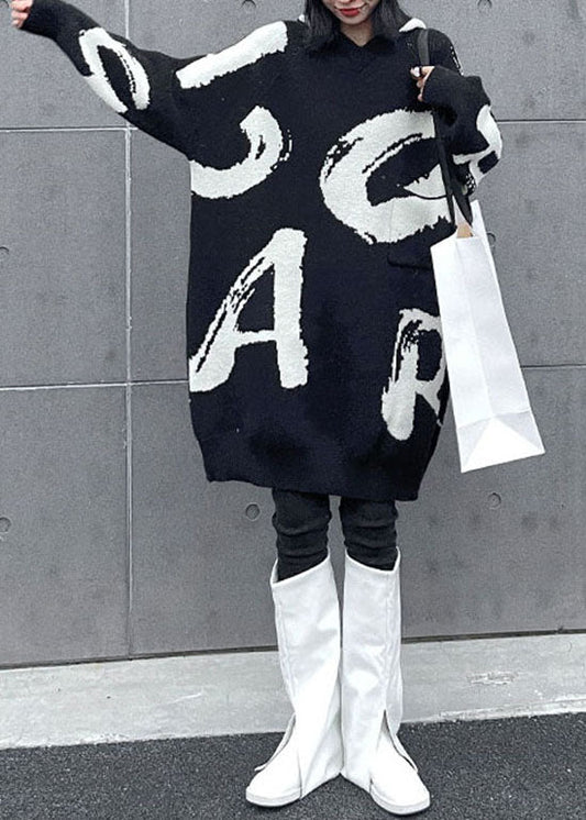 Elegantes schwarzes Strickpulloverkleid mit Kapuze und Print