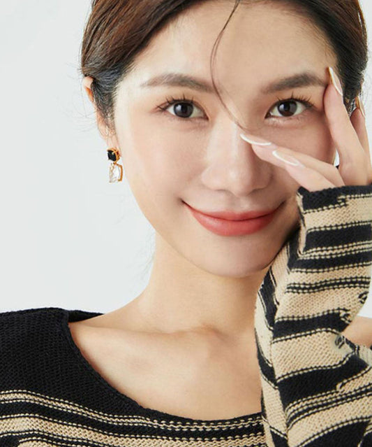 Elegantes pendientes asimétricos de plata de ley negra con cristales de circonita