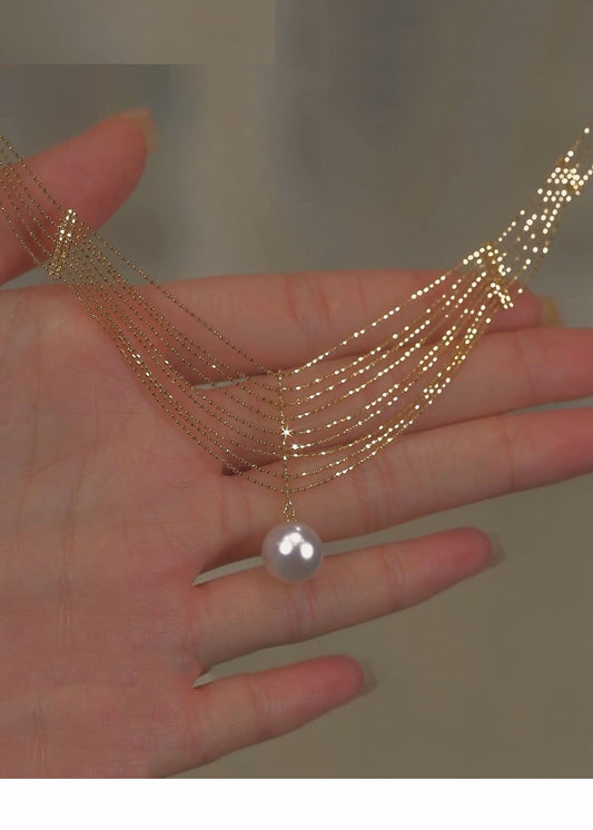 Elegante Halskette mit Quastenanhänger aus goldener Perlenspitze