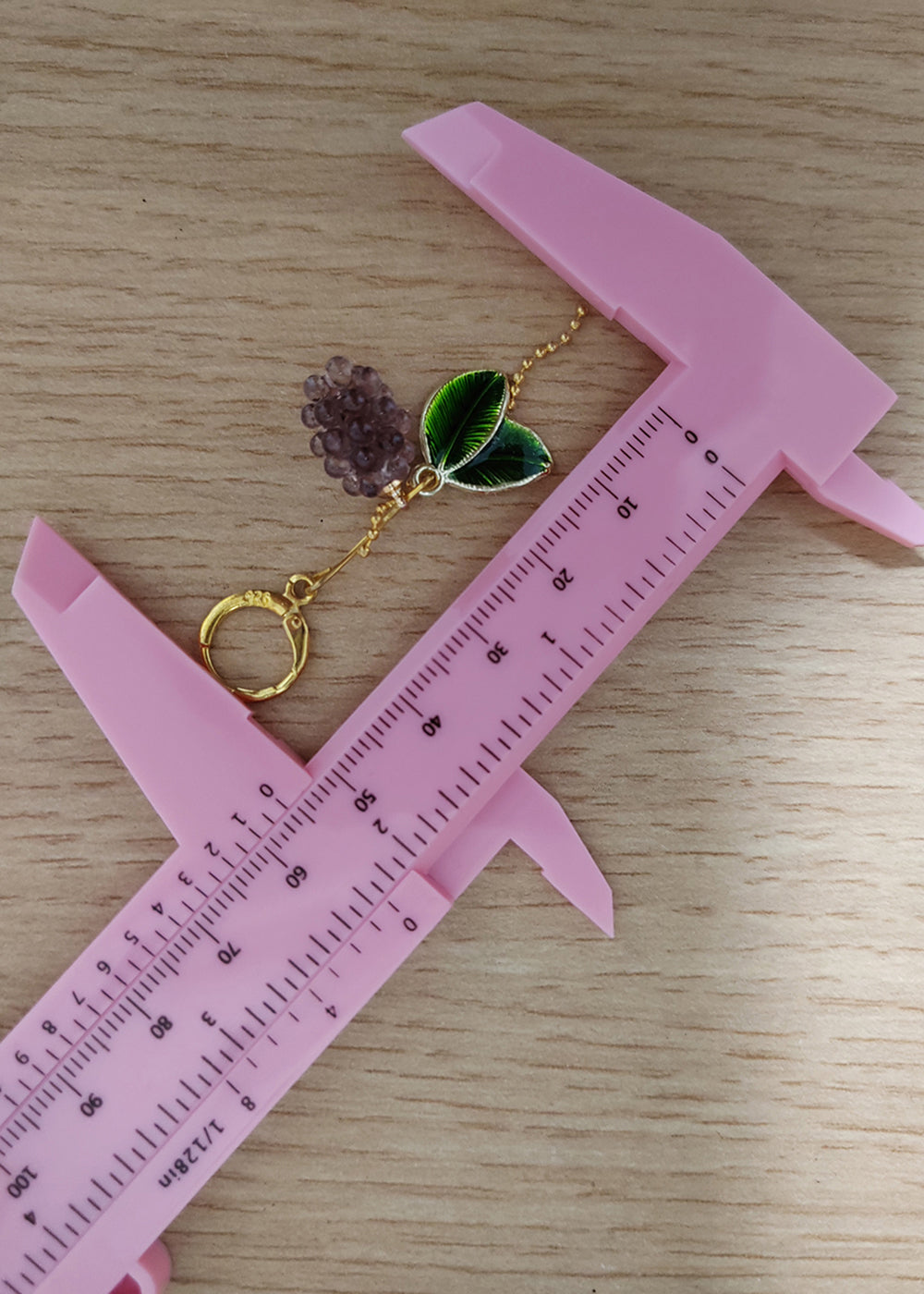 Elegante Tropfenohrringe mit Trauben und Blättern