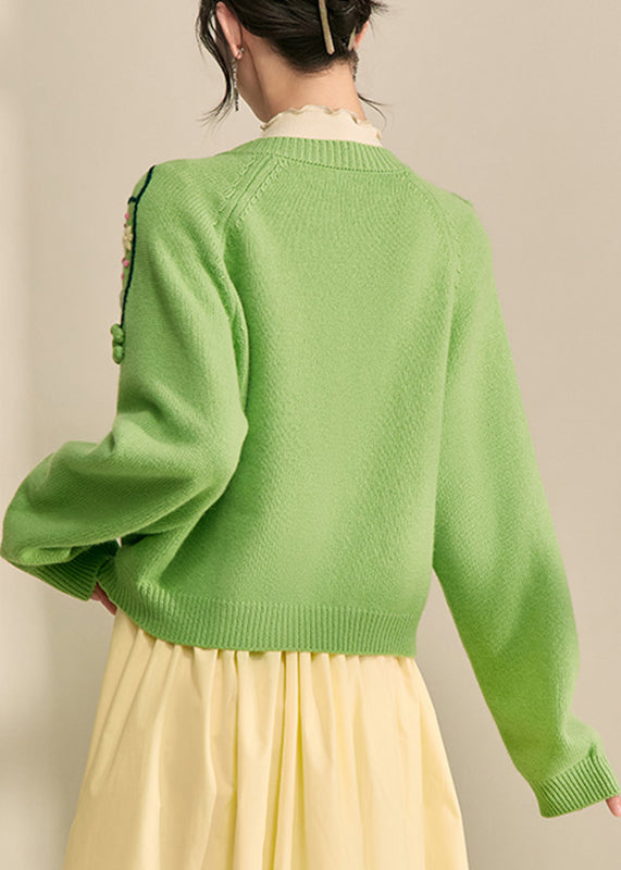Elegante grüne Strickjacke aus Baumwolle mit bestickten Blumenmustern und Knöpfen für den Frühling
