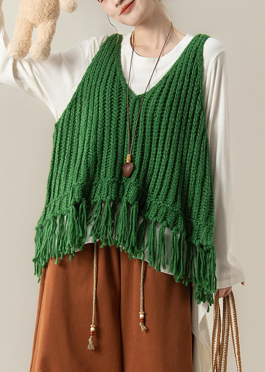Elegante conjunto de dos piezas de chaleco de punto verde con cuello en V y borlas y camiseta de algodón blanca para primavera.