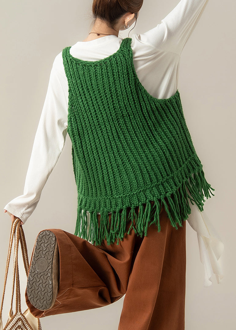 Elegante conjunto de dos piezas de chaleco de punto verde con cuello en V y borlas y camiseta de algodón blanca para primavera.