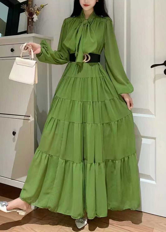 Elegantes Lila Schnürkleid Aus Gefaltetem Patchwork Mit Langen Ärmeln