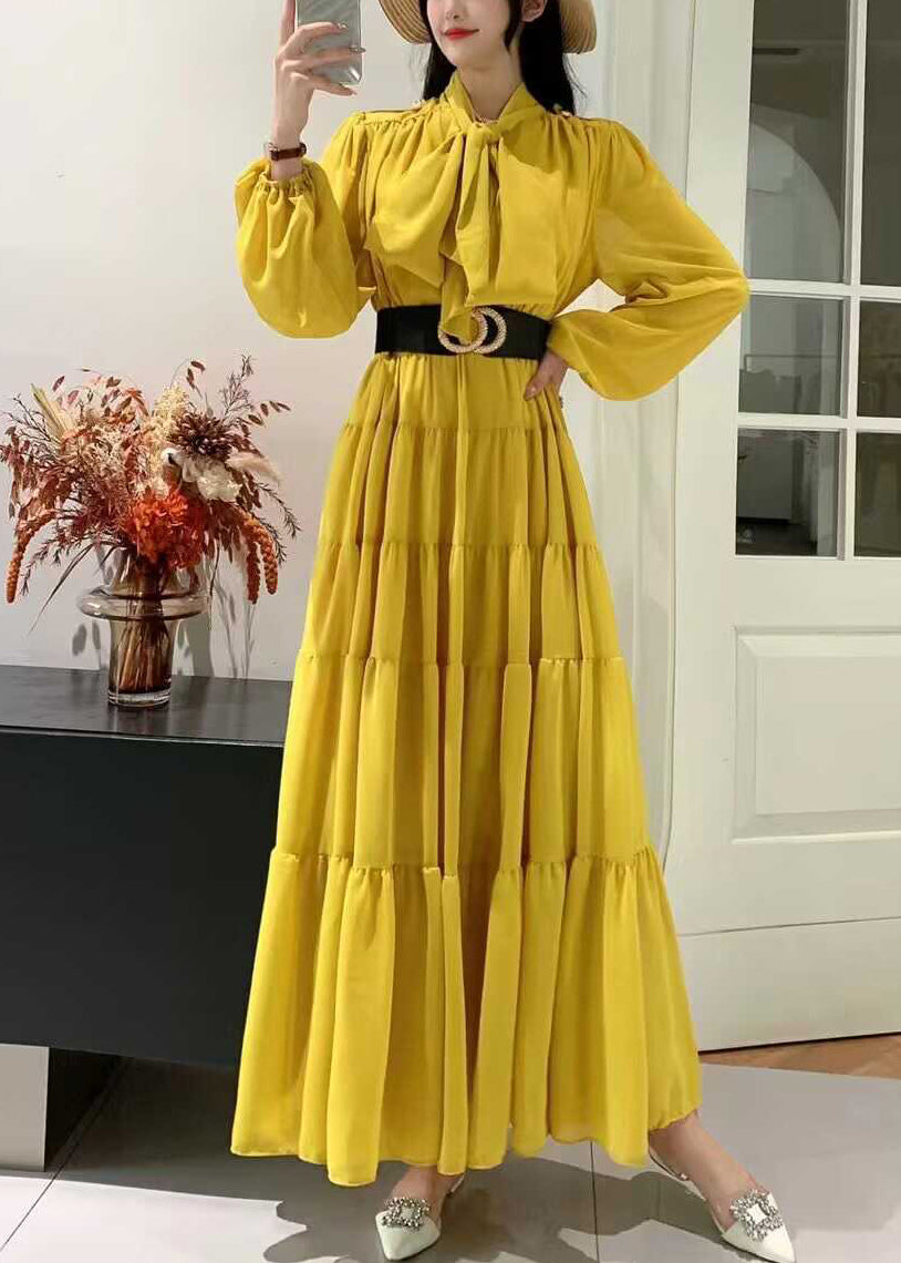 Elegantes Lila Schnürkleid Aus Gefaltetem Patchwork Mit Langen Ärmeln