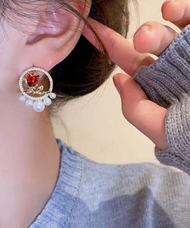 Elegantes pendientes de rosa con perla y circonita de cobre rojo