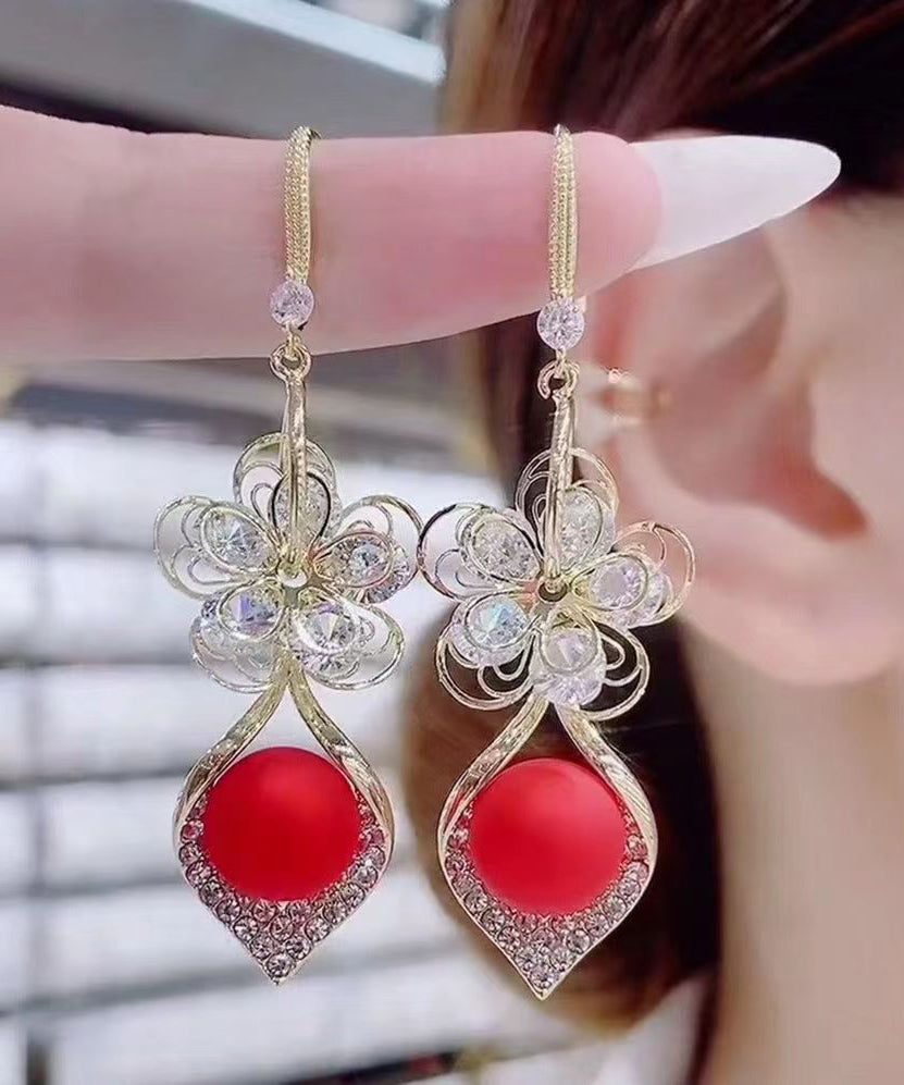 Elegantes pendientes colgantes florales de circonitas doradas en plata de ley roja