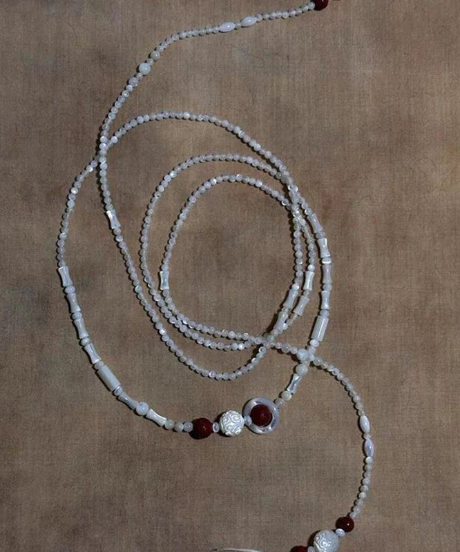 Elegantes Armband mit Achatanhängern aus weißer Legierung