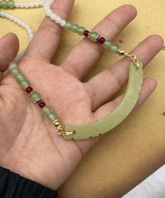 Elegante Halskette mit weißen glasierten Jadeperlen von Yingluo