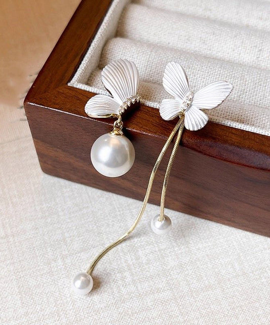 Elegante Ohrhänger aus weißer Kupferlegierung mit asymmetrischem Schmetterlingsmotiv, Perlen und Quasten