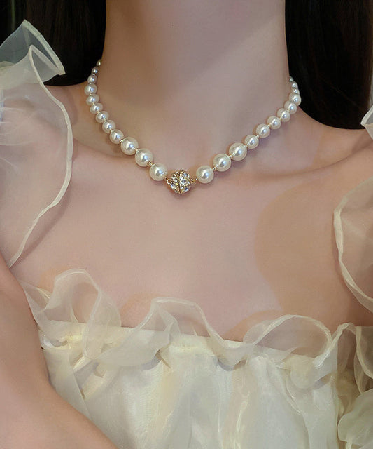 Elegante collar de perlas de cobre blanco y circonitas