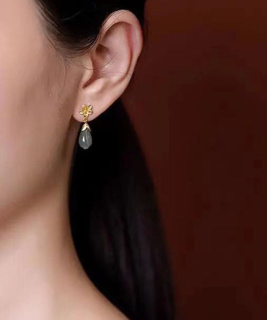 Elegantes pendientes colgantes de orquídea y jade dorado en plata de ley blanca