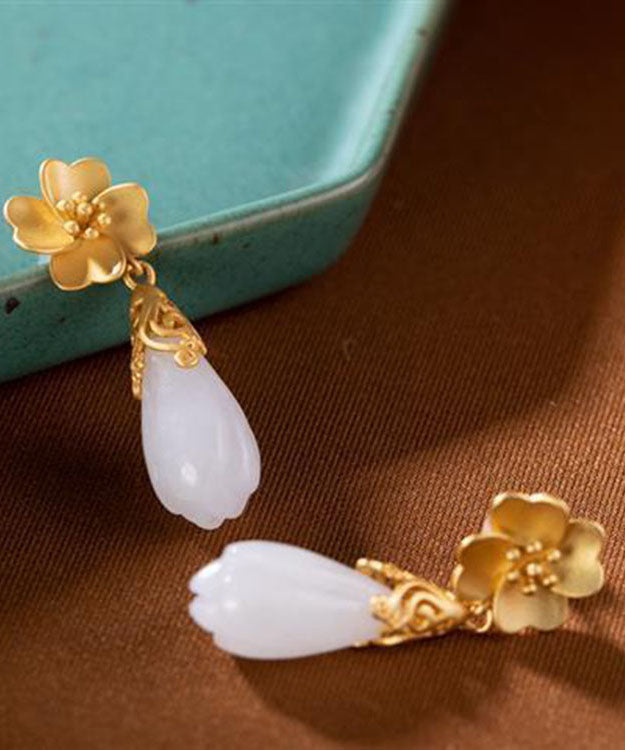 Elegantes pendientes colgantes de orquídea y jade dorado en plata de ley blanca