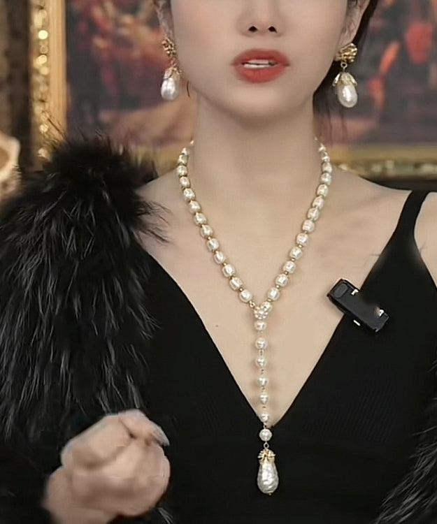 Elegante collar con colgante de suéter de perla dorada en plata de ley blanca