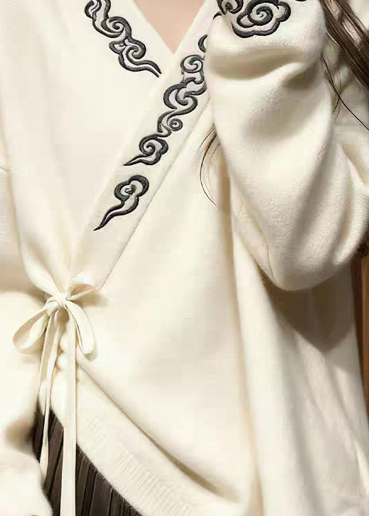 Elegante weiße Strickpullover mit V-Ausschnitt, Stickerei und Schnürung für den Frühling