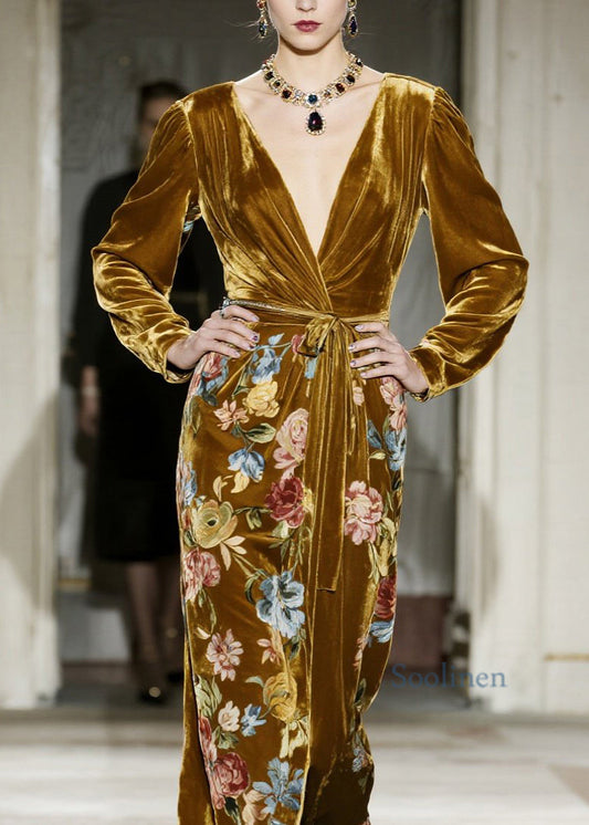 Elegante gelbe Maxikleider aus bedrucktem Samt mit V-Ausschnitt für den Frühling