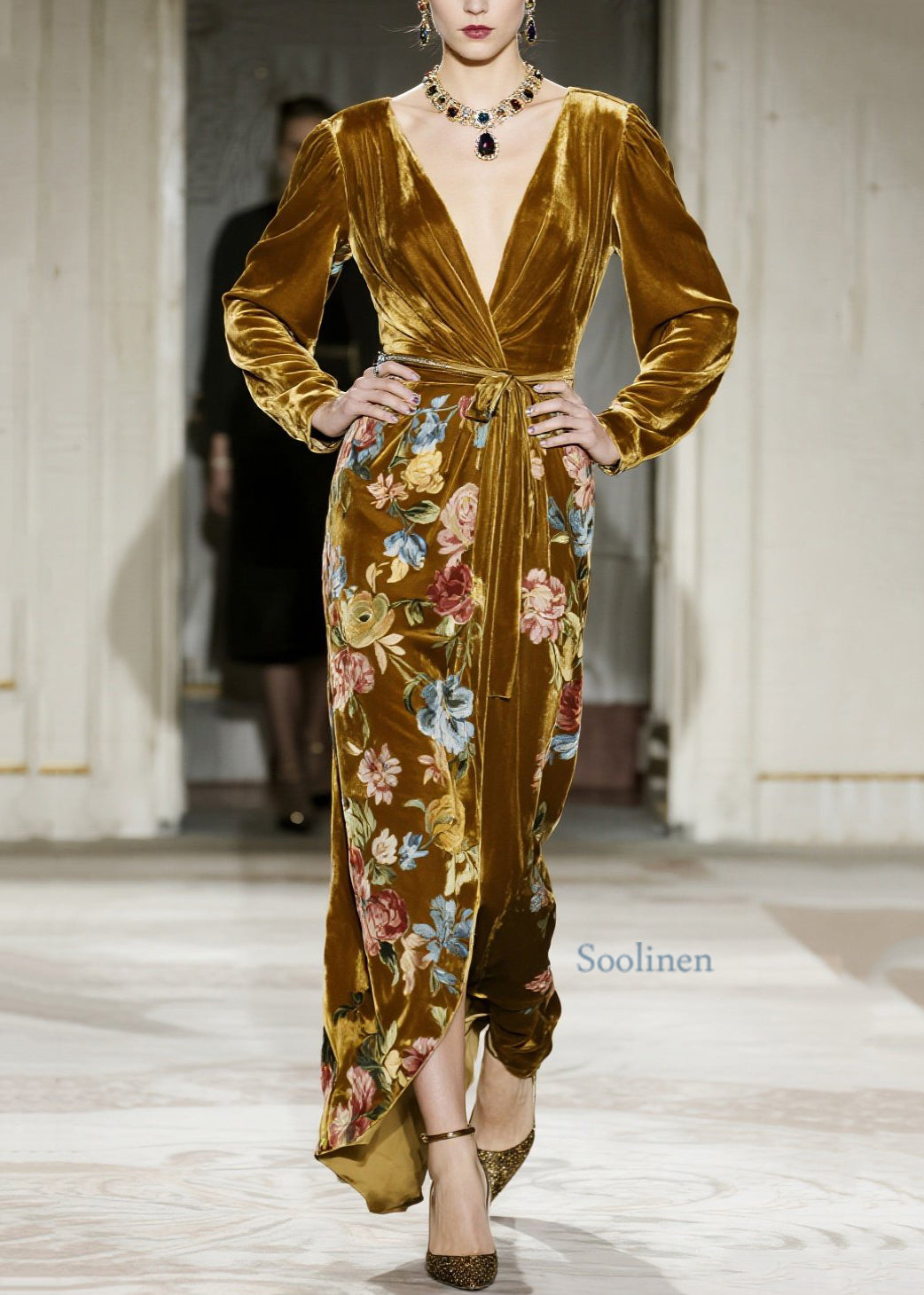 Elegante gelbe Maxikleider aus bedrucktem Samt mit V-Ausschnitt für den Frühling