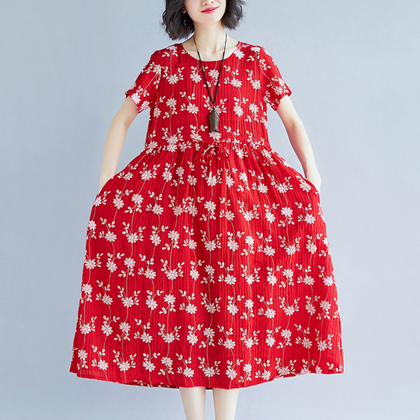Elegantes rotes Midi-Kleid aus Baumwollmischung. Locker sitzende Reisekleidung. Neues kurzärmliges Kleid mit Kordelzug