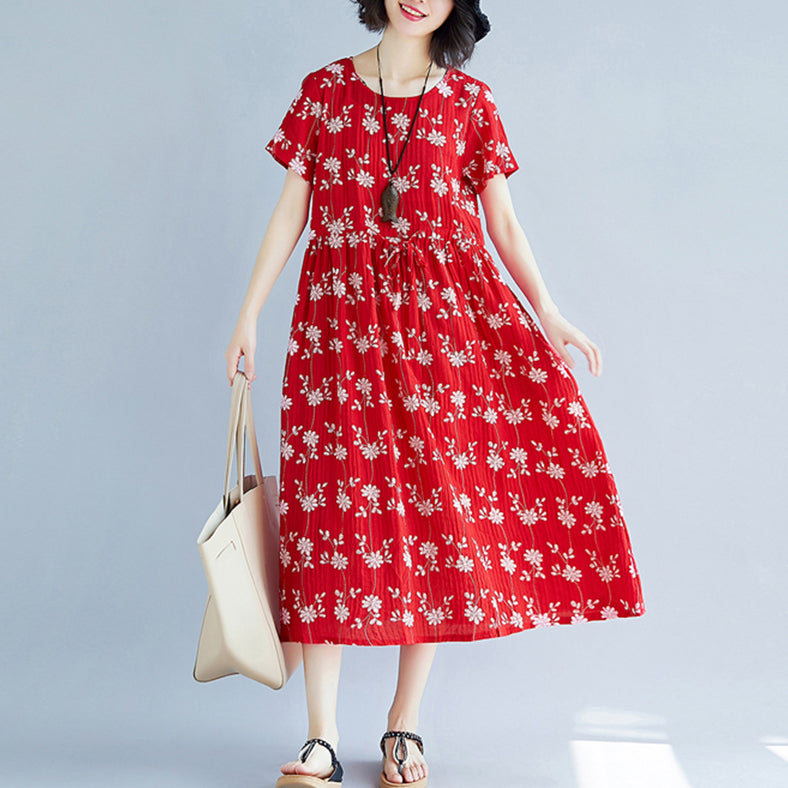 Elegantes rotes Midi-Kleid aus Baumwollmischung. Locker sitzende Reisekleidung. Neues kurzärmliges Kleid mit Kordelzug