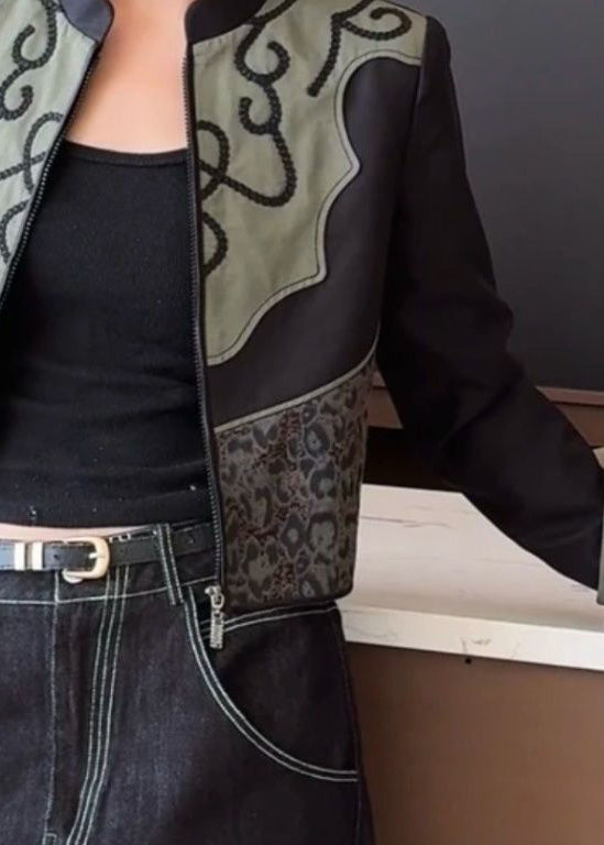 Kurze Jacke im Ethno-Stil mit Hufeisenärmeln und Patchwork-Design