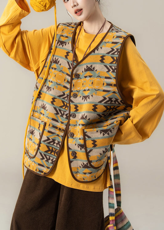 Dreiteiliges Outfit im Ethno-Stil: Jacquard-Weste und T-Shirt, weite Hose.