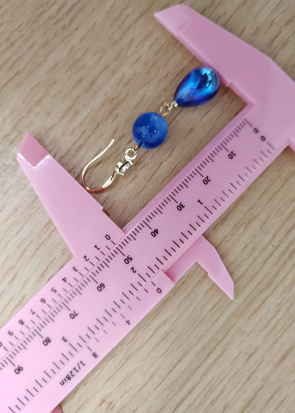 Ohrringe aus Acryl mit Pfauenblau und Wassertropfen im Ethno-Stil